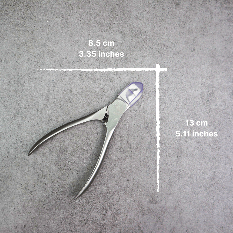 Pet grooming kit nail clippers with size measurements displayed, designed for easy trimming of pet nails.