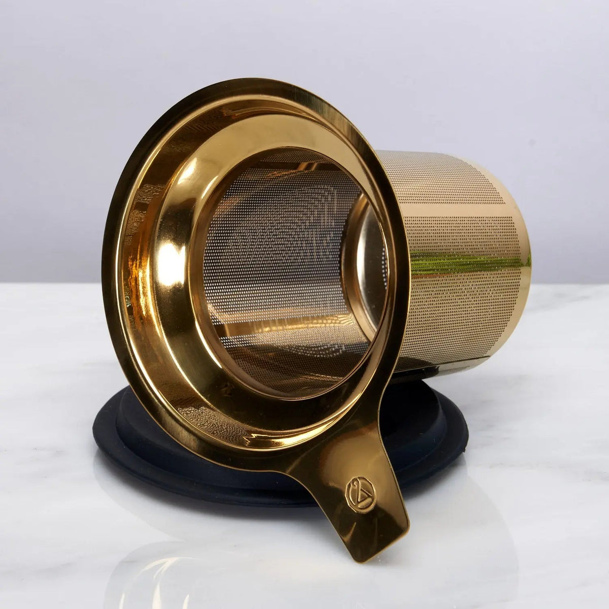 One cup tea infuser in gold stainless steel for easy brewing of loose tea at home.