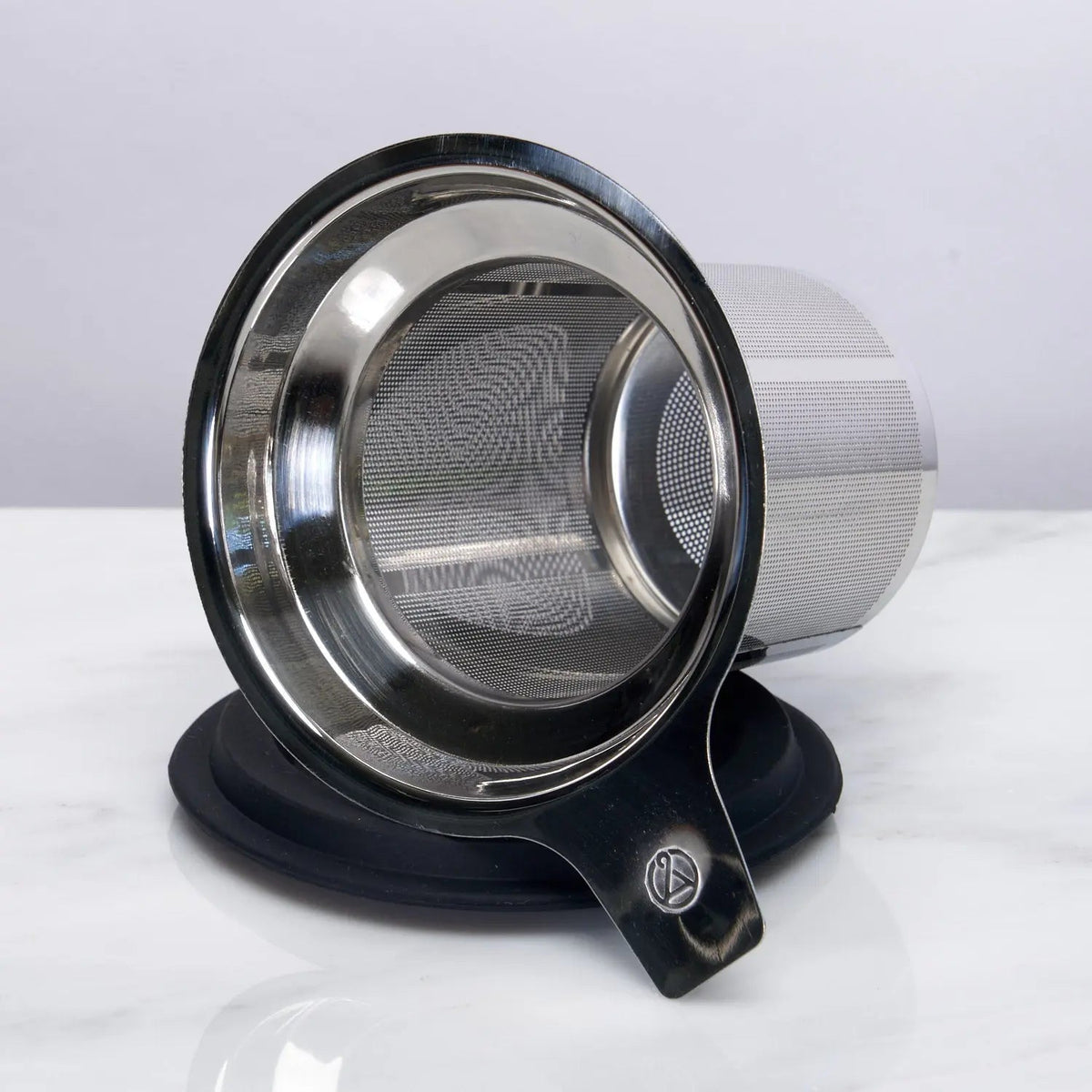 One cup tea infuser made of stainless steel for easy loose tea brewing, featuring a sleek design and practical usability.
